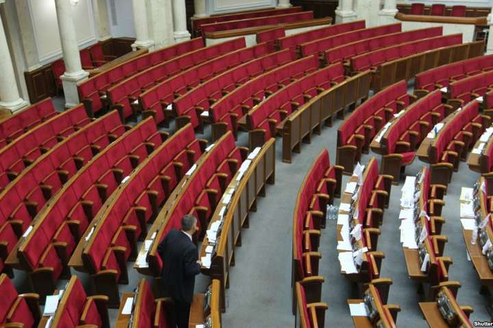 До закриття засідання Верховної Ради досиділи аж 13 нардепів