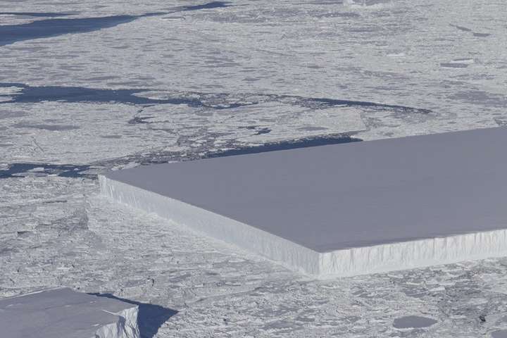 В Антарктиді знайдено гігантський айсберг у формі прямокутника