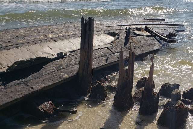 В США ураган «Майкл» виніс на берег уламки кораблів 19 століття