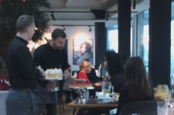 Дістали: у київському ресторані офіціант запустив тортом у відвідувачку (відео)