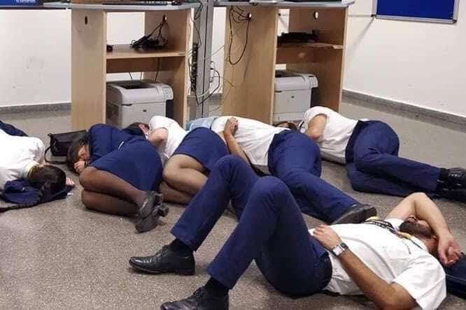 Ryanair уволила сотрудников за то, что они сфотографировались спящими на полу аэропорта