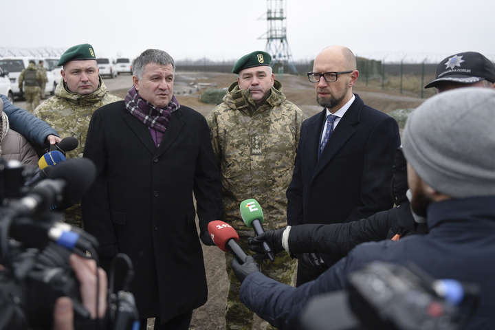«Стіна» на кордоні: Яценюк присоромив критиканів за «дискредитаційну кампанію»