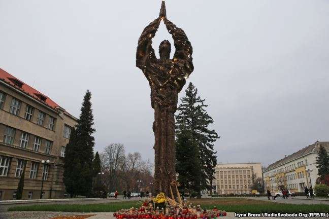 В Ужгороді до роковин Голодомору встановили п'ятиметрову «Свічу пам’яті»