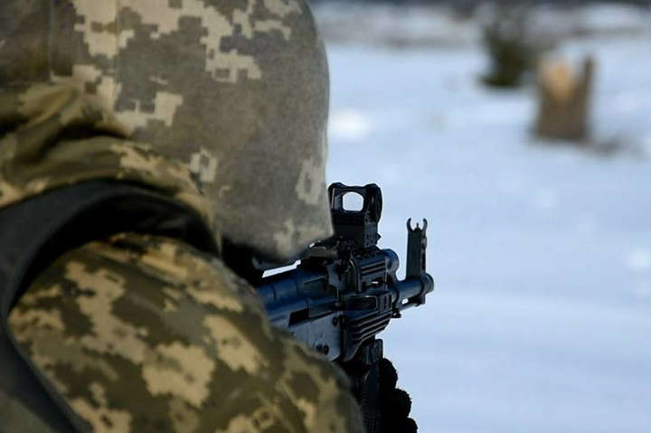Окупанти на Донбасі обстріляли військових із БМП