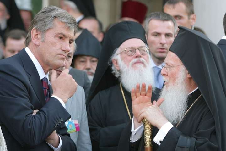 Ющенко про перехід громад: Треба вести дуже делікатний православний діалог