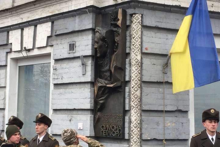 У Києві відкрили меморіальний барельєф Петлюрі (фото)