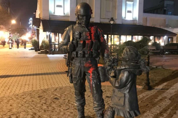 У Сімферополі чоловік облив фарбою пам’ятник російським окупантам
