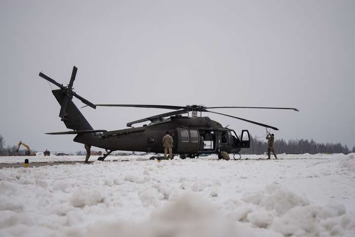 CША перекинули у Латвію 13 бойових вертольотів та 150 військових