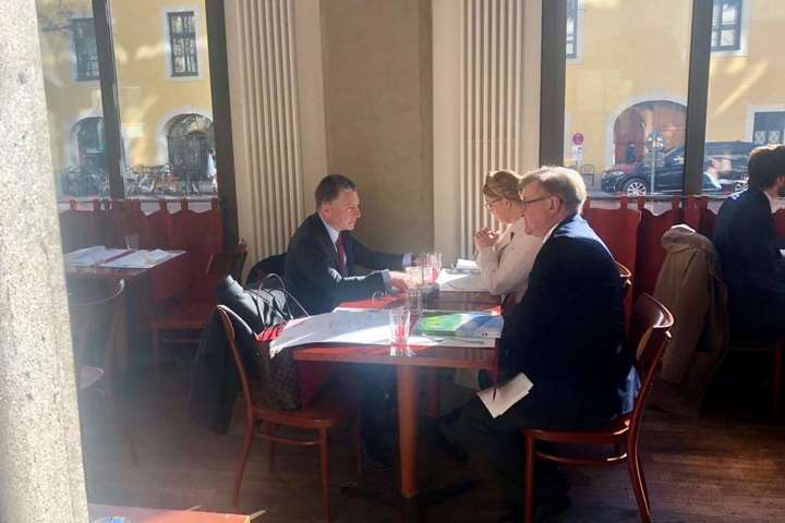 Тимошенко озвучила Волкеру свій план закінчення війни на Донбасі
