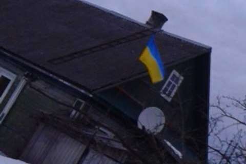 Росіянин підняв прапор України над своїм будинком на підтримку Сенцова