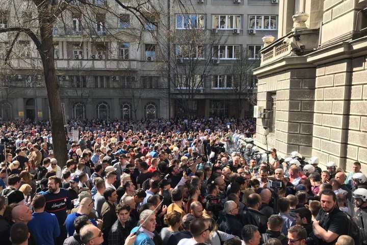 Протестувальники у Белграді заблокували адміністрацію президента (фото, відео)