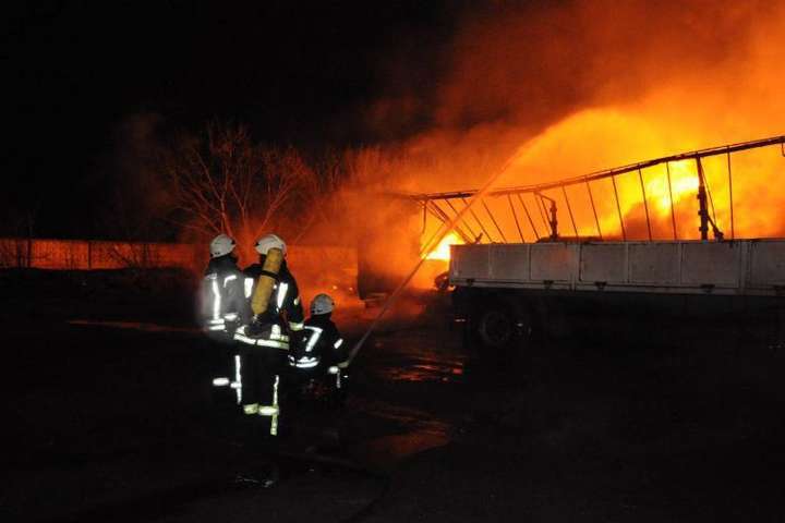 Рятувальники загасили пожежу на території автостоянки у Кропивницькому