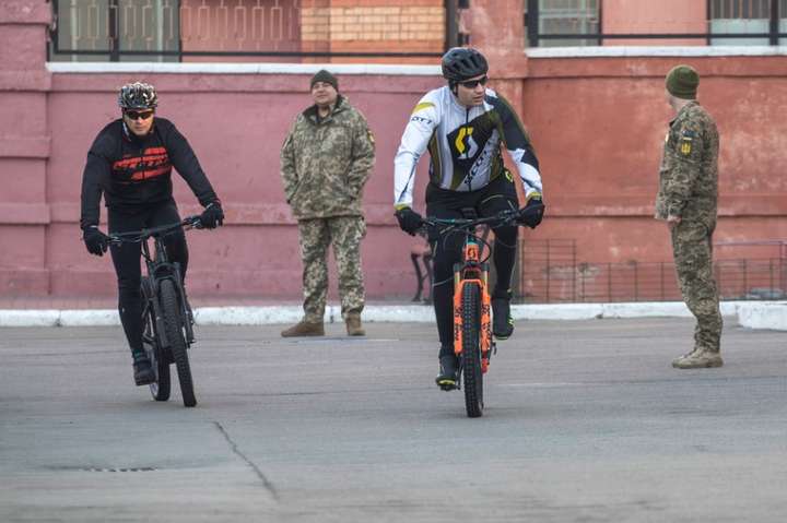 Кличко приїхав голосувати на велосипеді (фото)