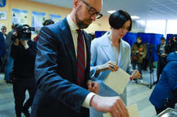 Яценюк проголосував на виборах та зізнався, що до кінця не знав, за кого віддати голос