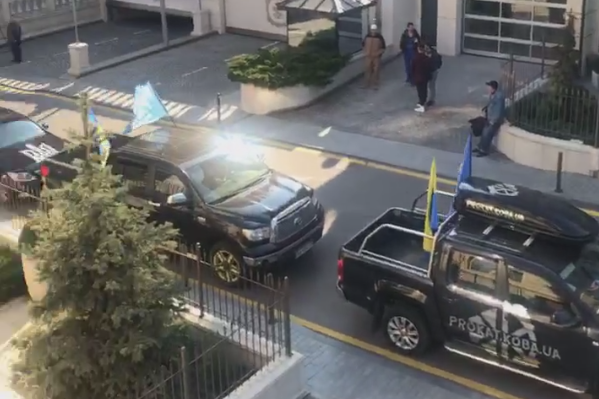 Під офіс Зеленського приїхав нібито Автомайдан: вимагає аналізів