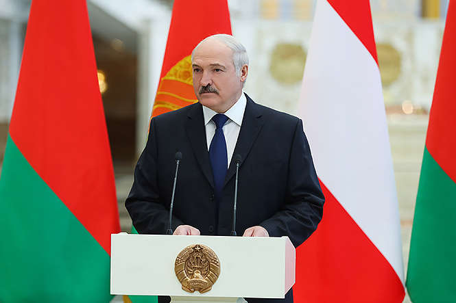 Президент Беларуси Александр Лукашенко- Лукашенко заявил что Россия начала выкручивать Беларуси руки