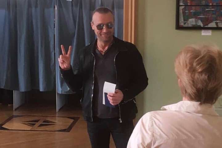 Співак Олег Винник проголосував у Берліні (фото)