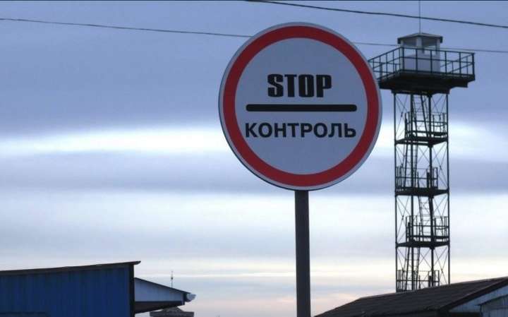 Окупанти опитують людей на кримському кордоні щодо виборів в Україні 