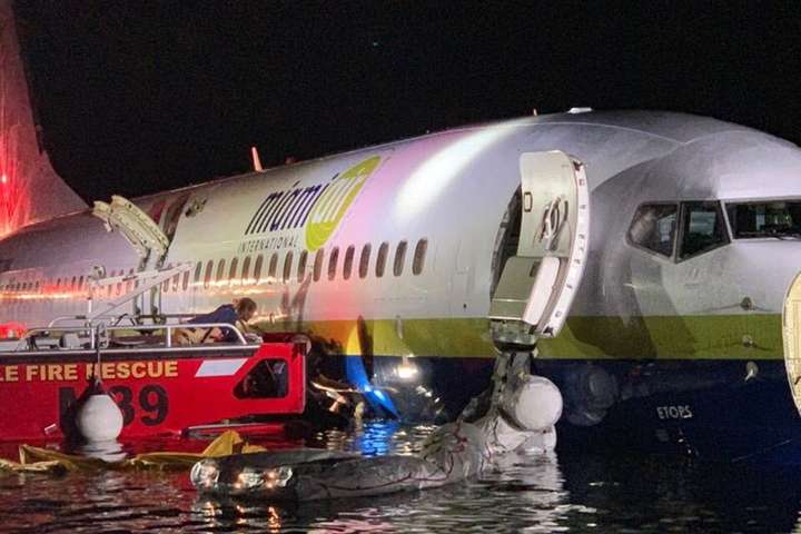 У Флориді Boeing зі 136 пасажирами на борту впав в річку