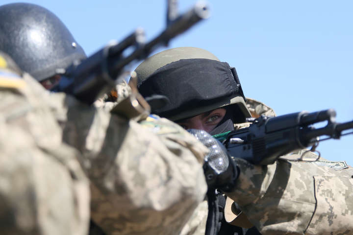 Окупанти на Донбасі гатили з артилерії, є загиблий та двоє поранених бійців