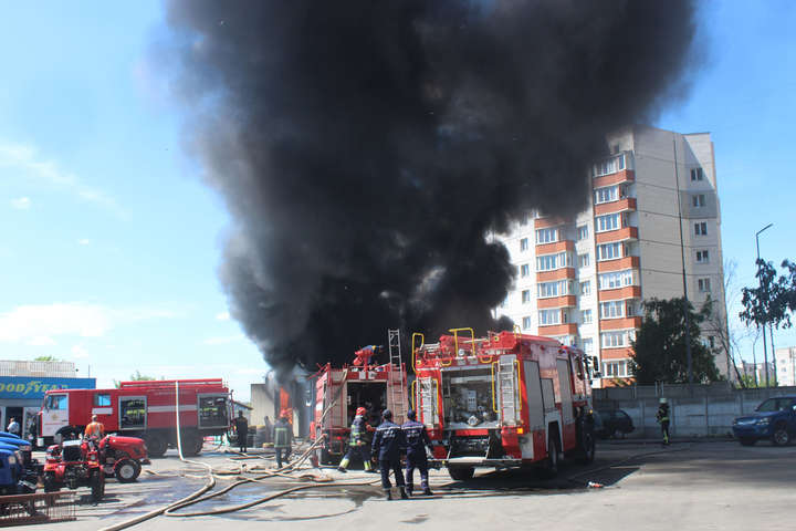 В Хмельницькому біля дев’ятиповерхівки та АЗС сталася масштабна пожежа (відео)