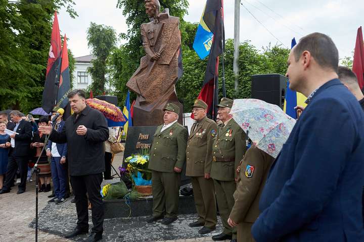 В'ятрович відповів послам Польщі та Ізраїлю, яких обурив пам’ятник Шухевичу 
