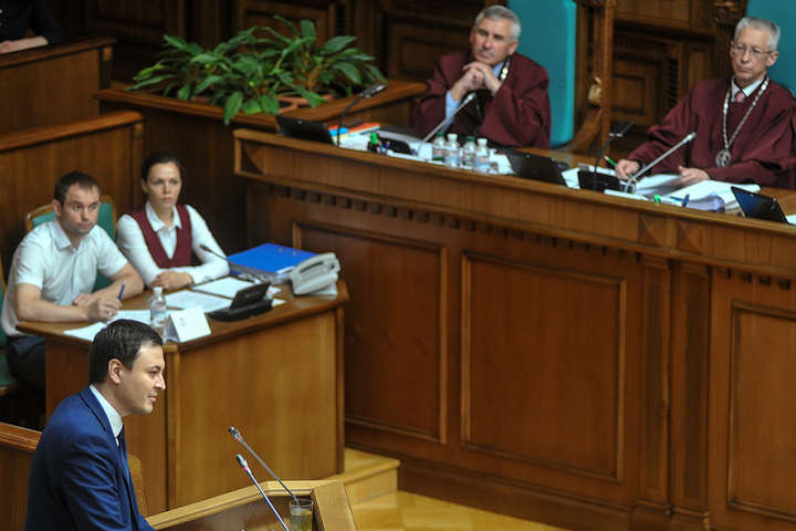 У «Народному фронті» вважають, що указ Зеленського про достроковий розпуск Ради порушує Конституцію