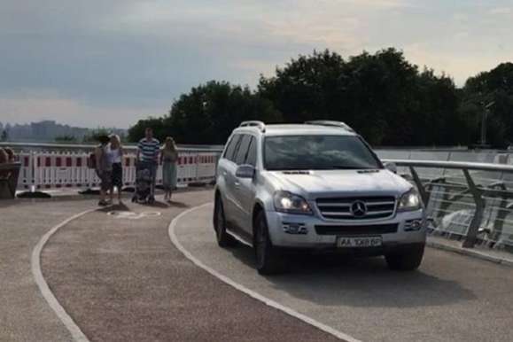 Поліція знайшла власника Mercedes, який виїхав на пішохідний «міст Кличка»
