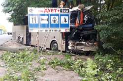 Кривава ДТП на Хмельниччині: туристичний автобус зіткнувся з вантажівкою, є жертви