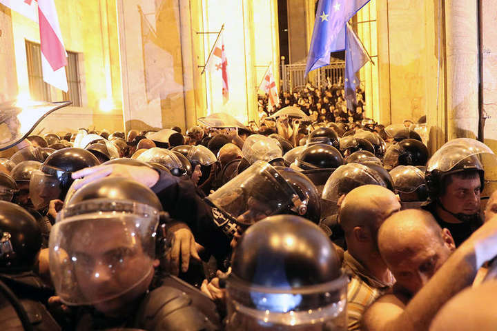 Протести у Грузії: почалися зіткнення з поліцією