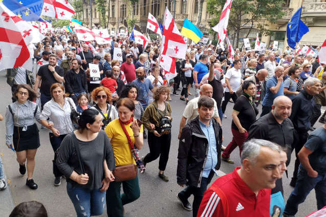 Протести у Грузії: у Тбілісі проходить багатотисячна хода за відставку глави МВС