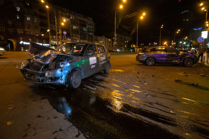 У центрі Києва автомобіль служби таксі Uber влетів у Porsche (фото, відео)
