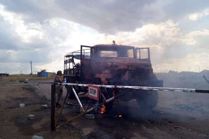 З’явилися фото розстріляної бойовиками вантажівки Збройних сил України