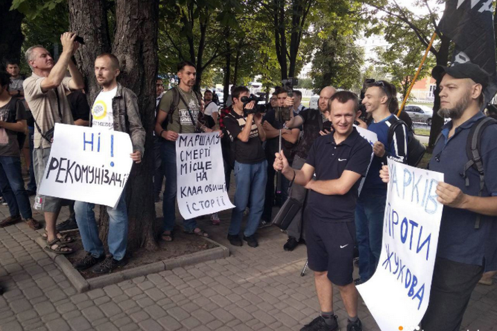 Більше сотні харків'ян протестували біля відновленого бюста Жукову