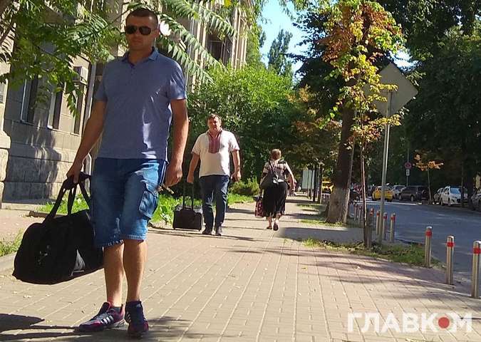 Останні дні восьмого скликання Верховної Ради: Семенченко вже спакував валізи (фото)