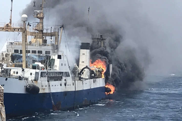 Українське судно біля берегів Мавританії продовжує горіти: загинув моряк