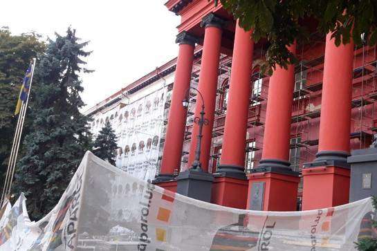 Фасад червоного корпусу університету Шевченка закрили сіткою (фото)