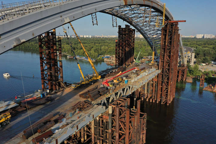 На київському мосту-довгобуді розпочався демонтаж тимчасових опор (фото)