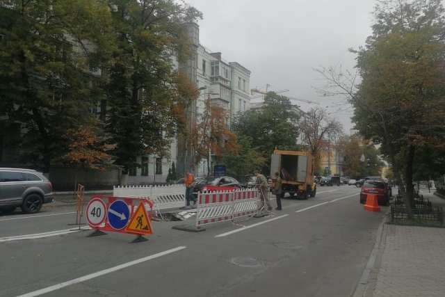 У центрі Києва посеред дороги утворилося провалля (фото)