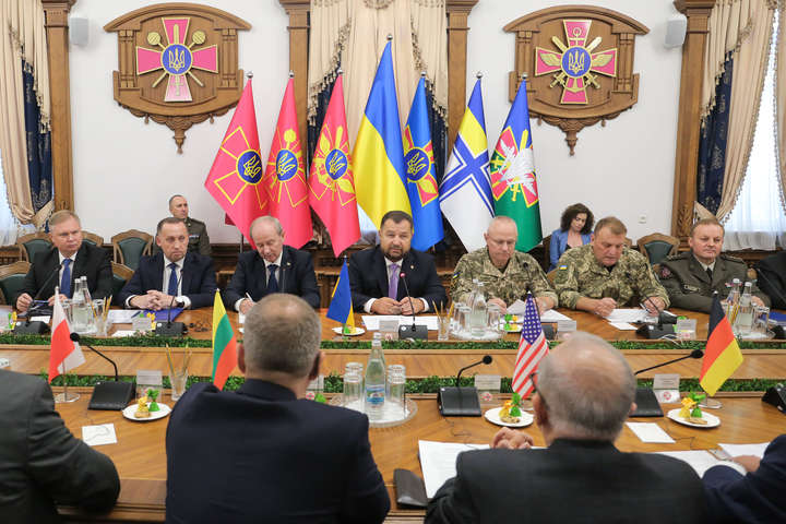 Полторак и Хомчак провели встречу со стратегическими советниками НАТО- Полторак и Хомчак провели встречу со стратегическими советниками
