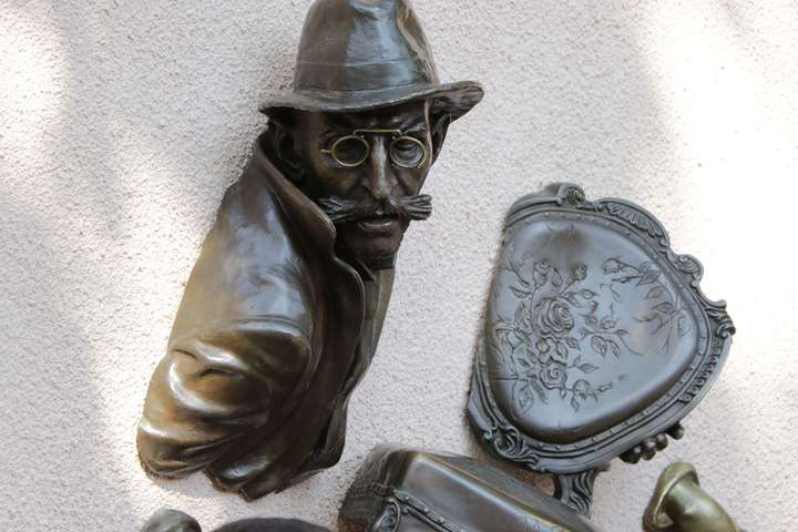 У День міста в Одесі відкрили бронзовий барельєф із образом відомого літературного персонажа