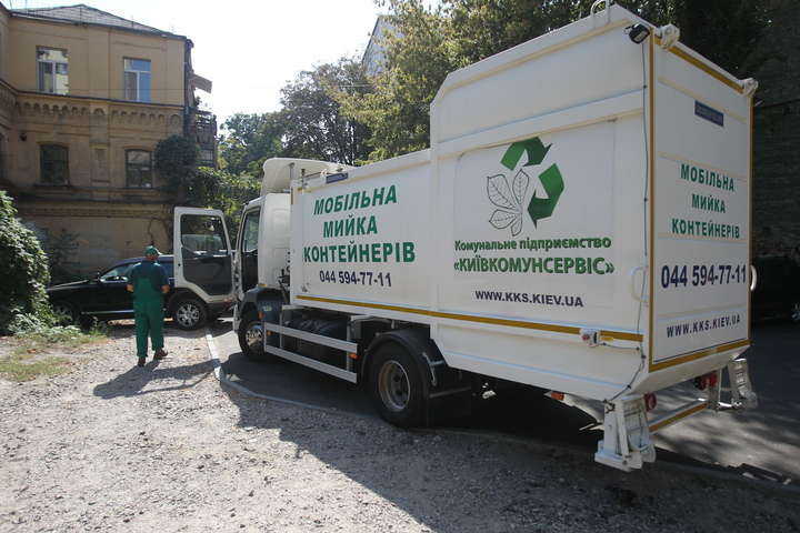 Сміттєві контейнери в Києві митимуть за допомогою спецтехніки (фото)