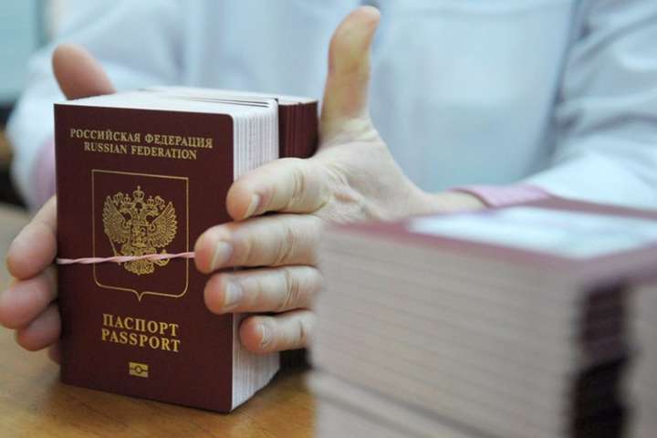 ЄС офіційно відмовився визнавати російські паспорти жителів окупованого Донбасу 