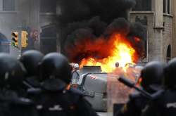 У Барселоні відновилися жорстокі зіткнення демонстрантів з поліцією