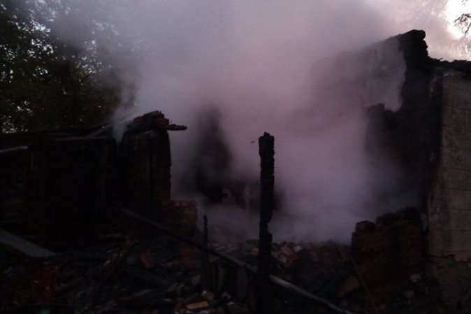 Через обстріл окупантів на Донеччині згоріли шість будинків