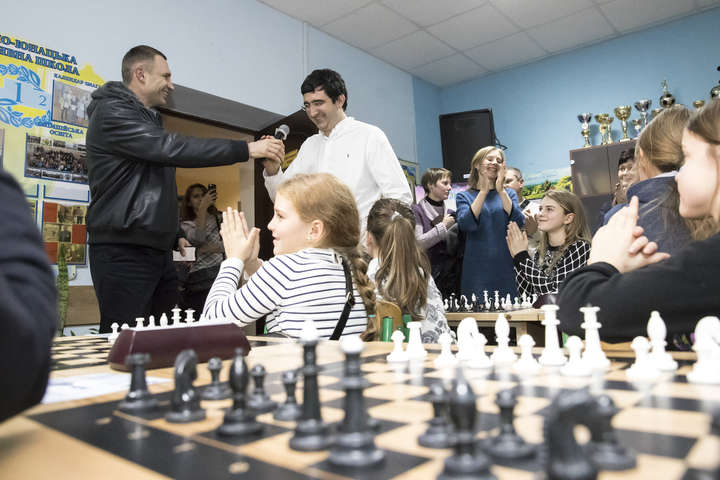 Кличко та чемпіон світу з шахів влаштували сюрприз для юних спортсменів (фото, відео)