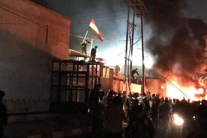 Протестувальники в Іраку підпалили іранське консульство (відео)