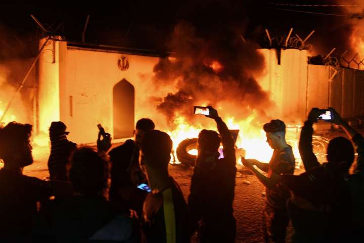 Протестувальники в Іраку вдруге за тиждень підпалили іранське консульство