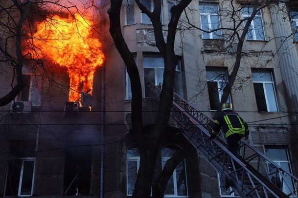 У центрі Одеси масштабна пожежа: люди стрибали з п'ятого поверху 