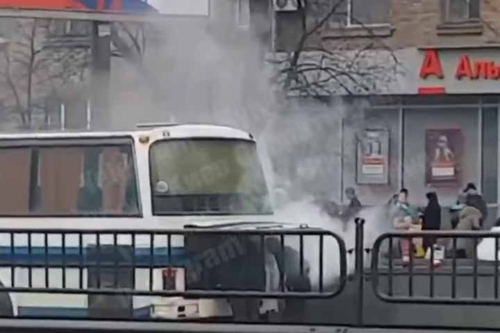 У Києві на ходу спалахнув автобус з пасажирами (відео)